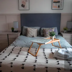 Apartment Spacious 1-bedroom With Free Private Parking, Swansea